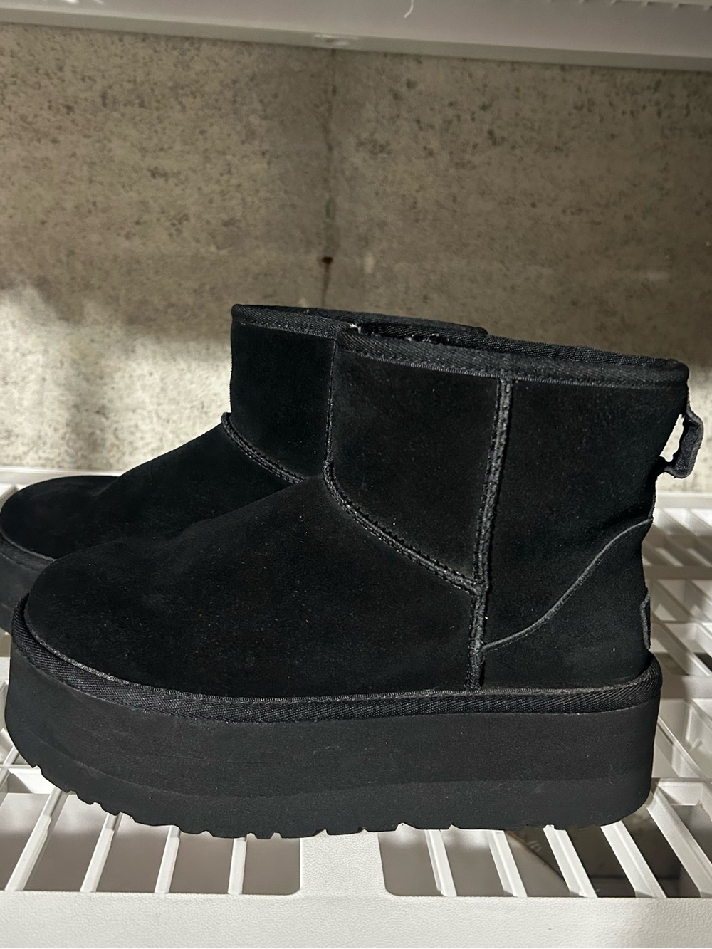UGG black ankle platform - Picture 3 of 6